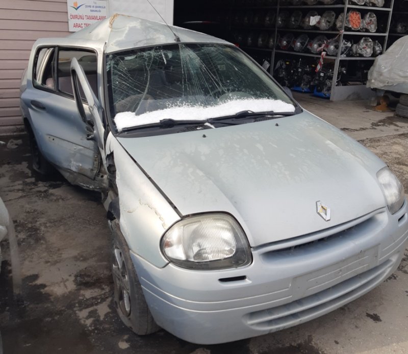 Renault Clio 2000 model hasarlı araç